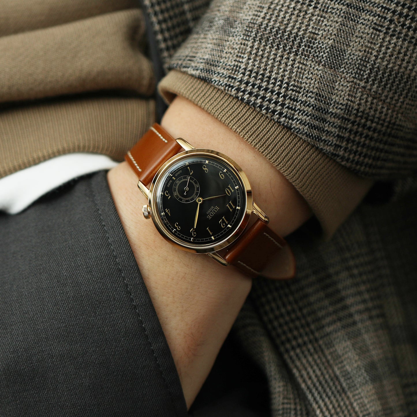 Old Smith 90-007 | Gold with Black Dial - Perennis