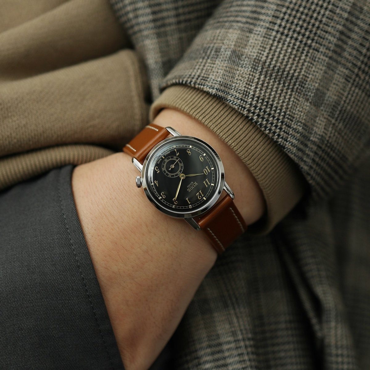 Old Smith 90-007 | Silver with Black Dial - Perennis